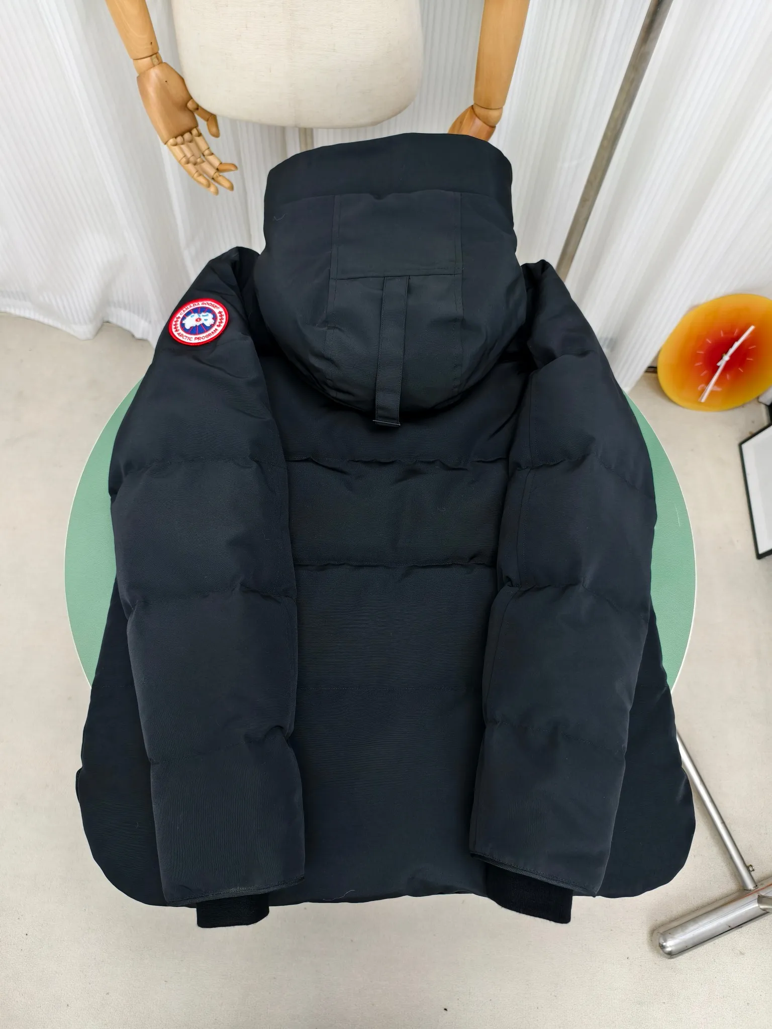 P700————2080M/New 17 models (higher version) Canada goose MacMillan parka. The MacMillan Parka features an innovative design with a streamlined hood detail, added shoulder straps and two additional interior pockets. This hip-length parka offers warmth and style with its quilted design and curved hem. Filled with extremely fluffy white duck down. The MacMillan Parka provides essential protection in all weathers. The adjustable down-connected hood improves warmth and protects against harsh weather. Rib knit cuffs tucked into the interior. The hood is equipped with a detachable zipper guard, and the hood trim can be replaced to create a personalized style and provide more protection (this jacket can be matched with wolf fur collar accessories, choose by yourself) ❤️The only version in the market Color: black red label black black label gray red label gray black label off-white red label navy red label Size: XS-2XL